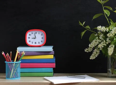 School composition with a stack of textbooks in front of the blackboard. Foto stock