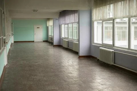 School corridor. Inside the school. Empty school building. Fotos de archivo