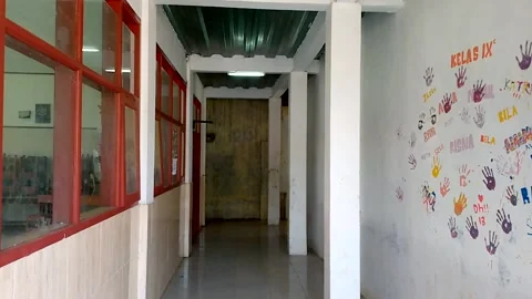 School hallway Vidéo 182238102