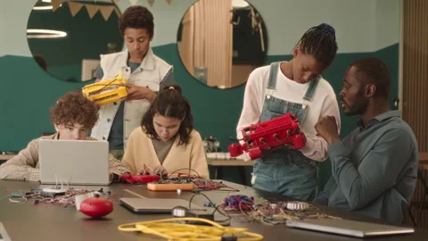 School Kids and Teacher Constructing Robots in Classroom Video stock 204894407