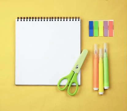 School notebook for records on a yellow background with multi -colored markers. 스톡 사진