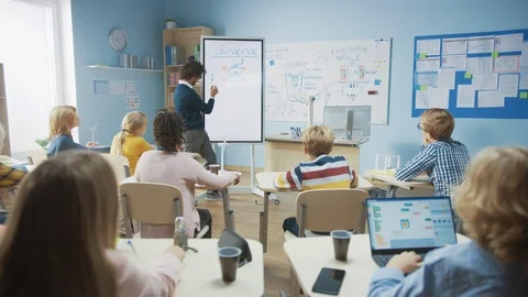 School Physics Teacher Uses Interactive Digital Whiteboard to Shows to Classroom 스톡 동영상 119056622