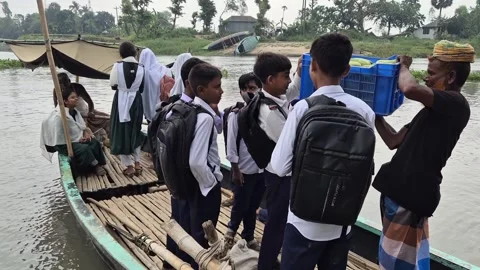 School Students Helping Farmer Unload Heavy Straw Bundle On Boat 動画素材 337922717