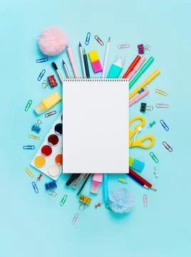 School supplies and empty notebook on blue bckg Stockfoto's