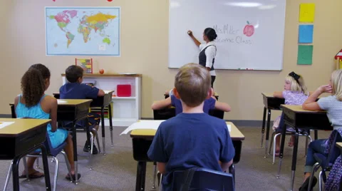 School teacher asks elementary students questions Vidéo 62281928