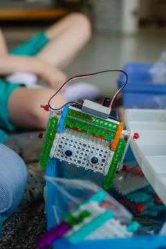 Schoolboy study in a robotics class, assemble a robot constructor. Stockfoto's