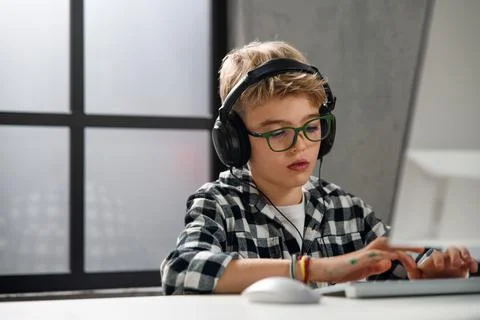 Schoolboy using computer in classroom at school Foto stock