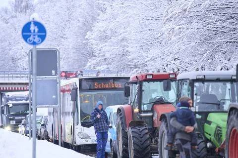  A schoolbus is blocked while farmers demonstrate for diesel subsidies and... Foto stock