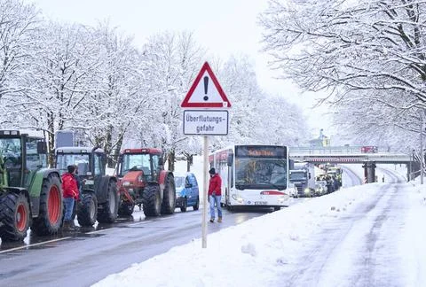  A schoolbus is blocked while farmers demonstrate for diesel subsidies and... Foto stock