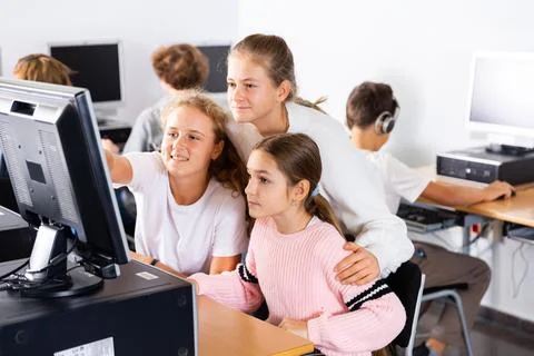 Schoolchildren preparing for lessons on the computer Foto stock