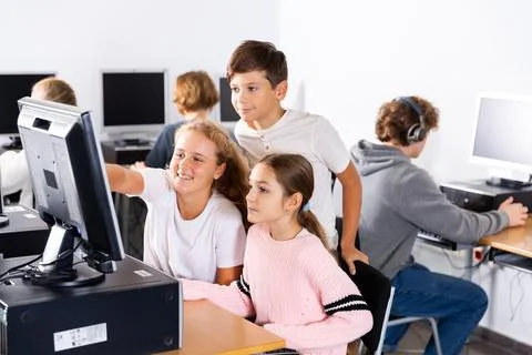 Schoolchildren preparing for lessons on the computer Foto stock