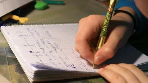 Schoolgirl does lessons. Vídeos de archivo 606850