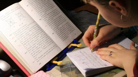 Schoolgirl does lessons. Vídeos de archivo 606953