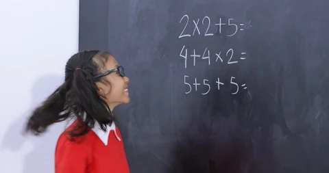 Schoolgirl solving a math problem Vídeos de archivo 86992530