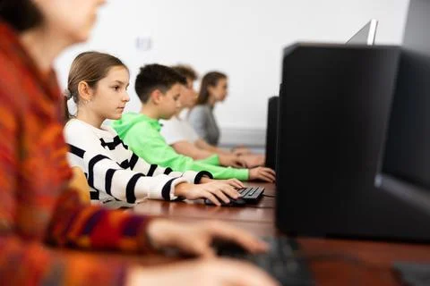 Schoolgirl using PC during computer science lesson Foto stock