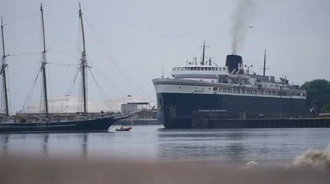 Schooner sails past Ferry 스톡 동영상 11251348