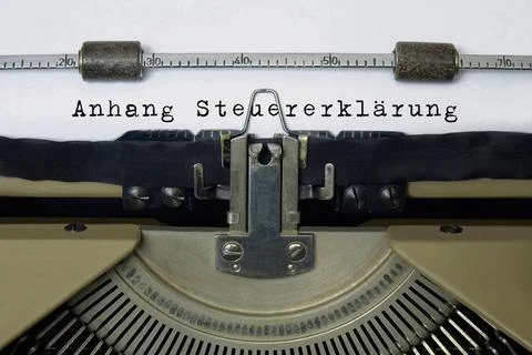  Schreibmaschine mit Schriftzug Anhang Steuererklärung Schreibmaschine mit.. Stock Photos