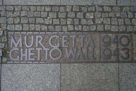  Schriftzug im Boden, Steinplatten, Erinnerung an die Ghettomauern, Swieto... Stock Photos