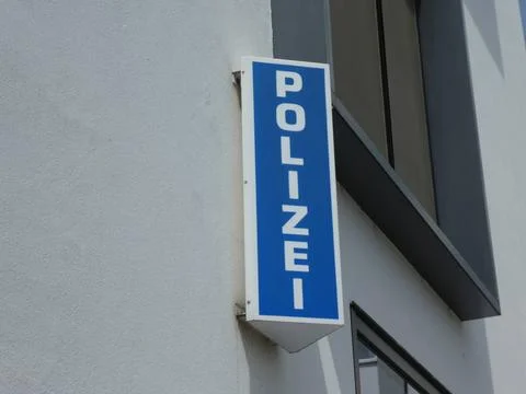  Schriftzug POLIZEI an einer Hauswand als Hinweis auf eine Polizeistation ... Stock Photos