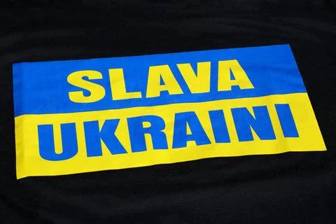  Schriftzug SLAVA UKRAINI (Ruhm der Ukraine) - Botschaft auf einem T-Shirt... Stock Photos