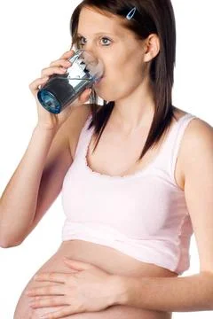 Schwangeres mädchen schwangeres durstiges mädchen trinkt wasser aus einem . Stock Photos