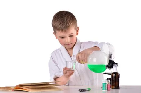 Science boy pours liquid from flask into glass Stock-Fotos