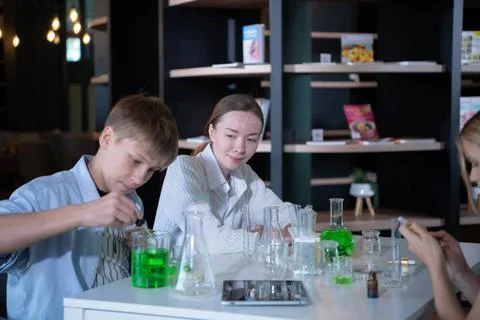 Science classroom helps students learn to observe, investigate and experim... Fotos de archivo