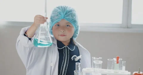 Science concept of 4k Resolution. Asian girl experimenting with chemistry i.. Stock Footage 314842205