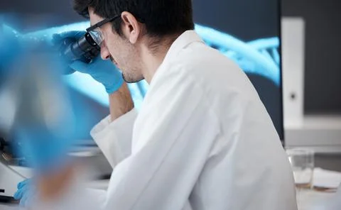 Science, dna and microscope with man in laboratory for research, pharmacy and Foto stock