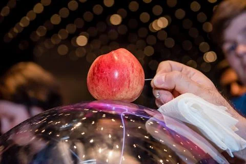 Science experiment using electricity to carve into an apple. Foto stock