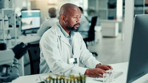 Science, lab and man on computer with plant sample for medical research, vaccine Foto stock