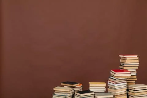 Science learning library education stack of books on brown background 库存照片