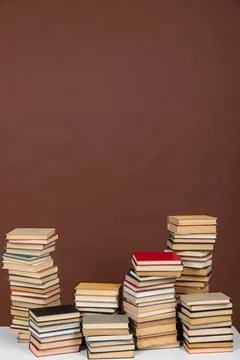 Science learning library stack of books on brown background Foto stock