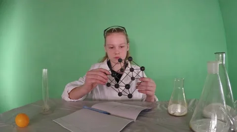 Science student studying molecule model 库存影片 59961501