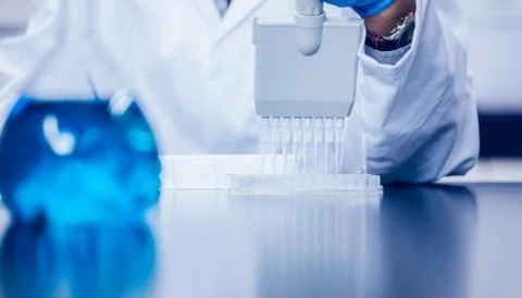 Science student using electronic pipette 스톡 사진