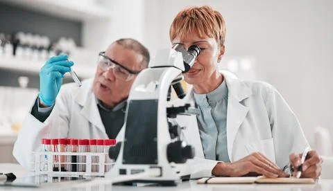 Science, team and microscope for test in laboratory, medical investigation or Foto stock