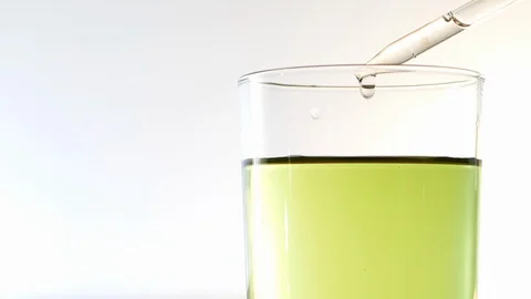 Scientiest chemist make few droplets of chemical substance from pipette 库存影片 116057018