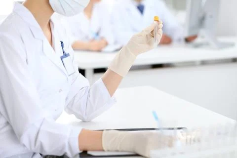 Scientific research team with clear solution in laboratory 库存照片