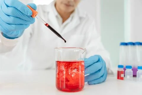 Scientist analyze biochemical samples in advanced scientific laboratory. Me.. Foto stock