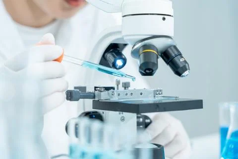 Scientist analyze biochemical samples in advanced scientific laboratory. Me.. Foto stock