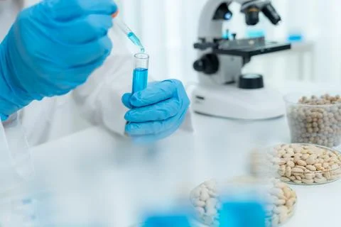Scientist analyze biochemical samples in advanced scientific laboratory. Me.. Foto stock