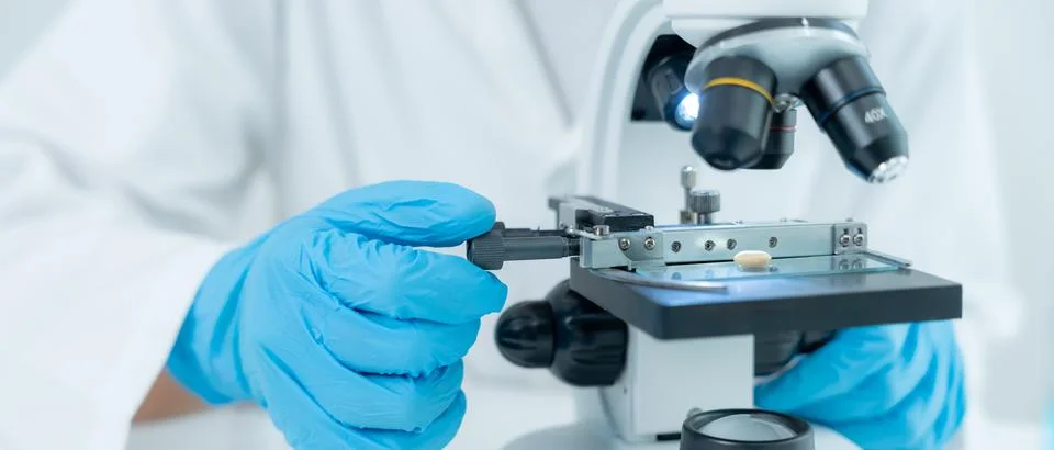 Scientist analyze biochemical samples in advanced scientific laboratory. Me.. Foto stock