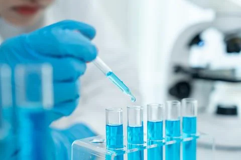 Scientist analyze biochemical samples in advanced scientific laboratory. Me.. 库存照片