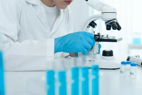 Scientist analyze biochemical samples in advanced scientific laboratory. Me.. Foto stock