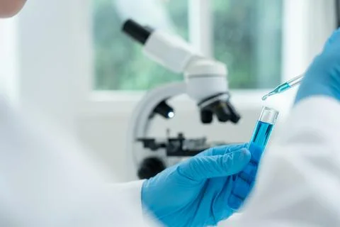 Scientist analyze biochemical samples in advanced scientific laboratory. Me.. 库存照片
