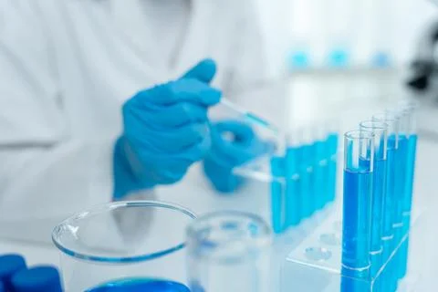 Scientist analyze biochemical samples in advanced scientific laboratory. Me.. 库存照片
