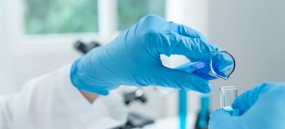 Scientist analyze biochemical samples in advanced scientific laboratory. Re.. 库存照片