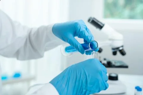 Scientist analyze biochemical samples in advanced scientific laboratory. Me.. 库存照片