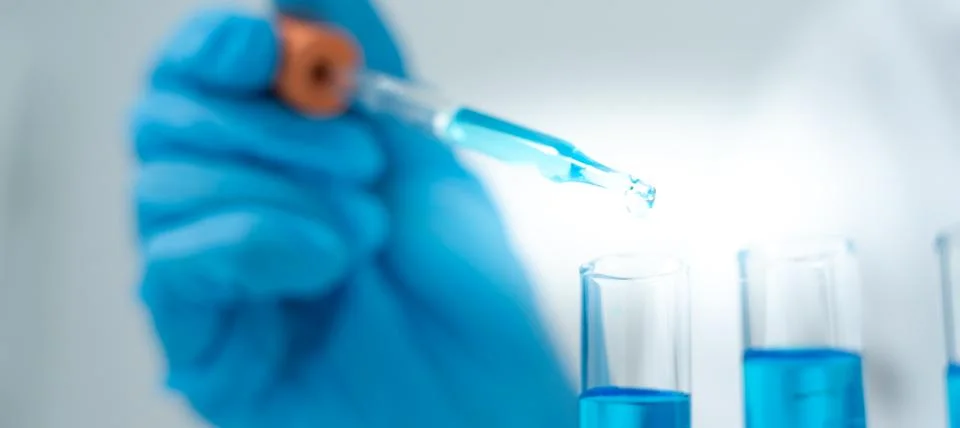 Scientist analyze biochemical samples in advanced scientific laboratory. Me.. 库存照片