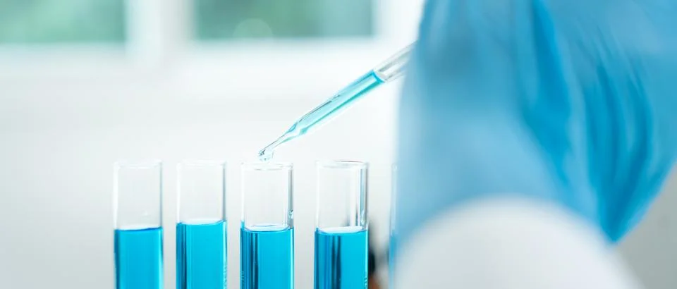 Scientist analyze biochemical samples in advanced scientific laboratory. Me.. 库存照片